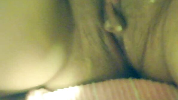 Шлюха дивиться в порно відео домашнє камеру під час оранки