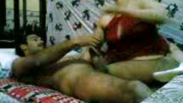 Дражнича брюнетка іграшка українське домашне порно трахає в ліжку