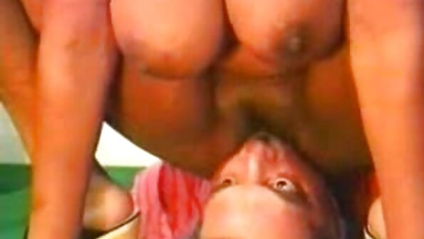 Домогосподарка Віра Кінг мастурбує секс домашнє відео перед камерою
