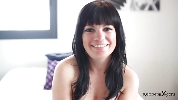 Гаряча мама Софія домашне секс відео Делейн демонструє свої груди