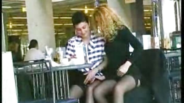 Сексуальна сучка просвердлює її Китті пальцем українське домашне порно